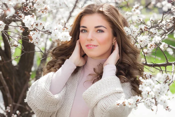 Retrato Close Jovem Bela Mulher Livre Flores Primavera Menina Beleza — Fotografia de Stock