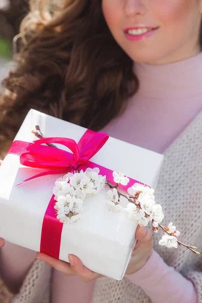 Young Pretty Girl Holding Present Box Outdoors Woman Spring Background — Stock Photo, Image