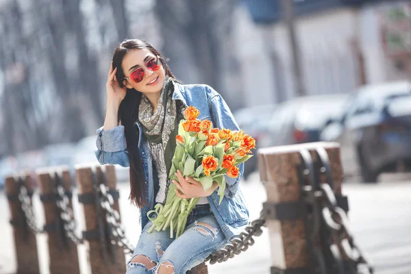Young Attractive Woman Holding Flowers Outdoor Urban Lady Wearing Casual — Stock Photo, Image