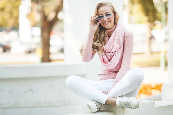 Giovane Bella Ragazza All Aperto — Foto Stock