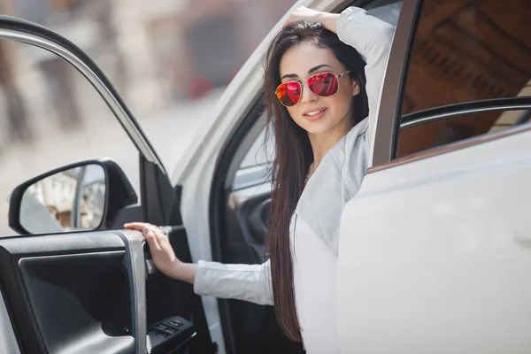 自動車で自信を持って女性は 女性が車を運転します 自動で座っている若い美しい女性 都市女性 — ストック写真