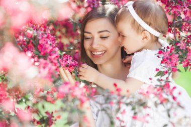 Onunla biraz şirin kızı açık yürüyüş genç çekici anne. Güzel aile niteliğine. Anne ve çocuğu eğleniyor.