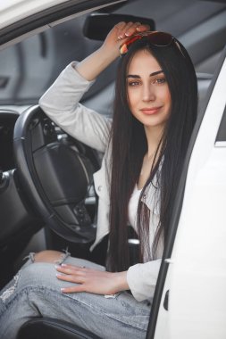 Kendine güvenen kadın otomobil. Bir araba ne? Otomatik olarak oturan genç güzel kadın. Kentsel kadın.