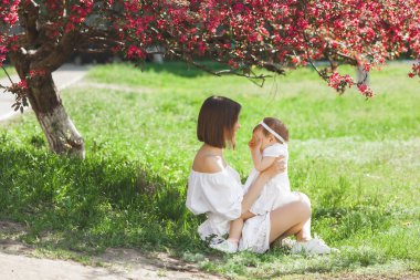Onunla biraz şirin kızı açık yürüyüş genç çekici anne. Güzel aile niteliğine. Anne ve çocuğu eğleniyor.