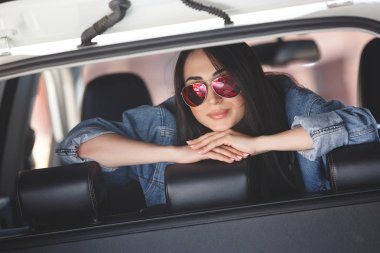 Kendine güvenen kadın otomobil. Bir araba ne? Otomatik olarak oturan genç güzel kadın. Kentsel kadın.