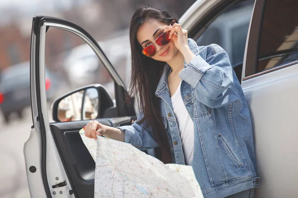拿着城市地图的年轻女子 有吸引力的女孩在汽车旅行 带地图的驱动程序 — 图库照片