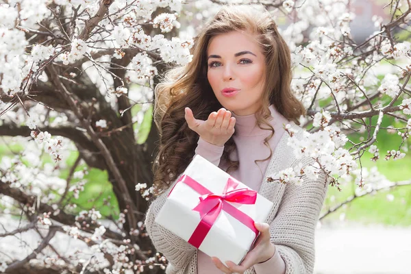 Young Pretty Girl Holding Present Box Outdoors Woman Spring Background — Stock Photo, Image