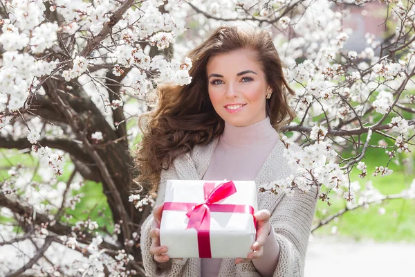 Young Pretty Girl Holding Present Box Outdoors Woman Spring Background — Stock Photo, Image