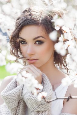 Bahar arka plan üzerinde çekici genç kadın. Güzel Bayan açık. Çıtır genç esmer kız closeup portresi.