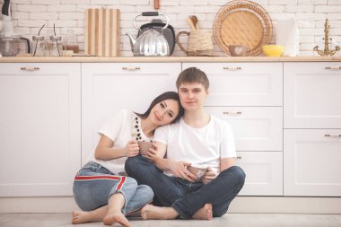 Genç mutfak çift. Erkek ve kadın yemek. Erkek ve kız arkadaşına kapalı mutfak.