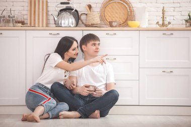 Genç mutfak çift. Erkek ve kadın yemek. Erkek ve kız arkadaşına kapalı mutfak. Aile mutfak aletleri hakkında rüya.