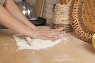 Hamur hazırlama kadın. Closeup hala daugh ve un ile kadının el. İtalyan gıda hazırlama süreci.