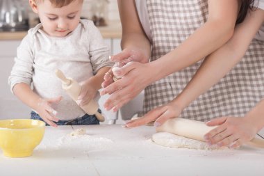 Genç aile birlikte yemek. Koca, eşi ve küçük bebeklerini mutfak. Aile