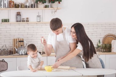 Genç aile birlikte yemek. Koca, eşi ve küçük bebeklerini mutfak. Aile