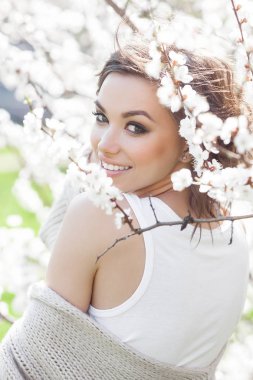 Bahar arka plan üzerinde çekici genç kadın. Güzel Bayan açık. Çıtır genç esmer kız closeup portresi.