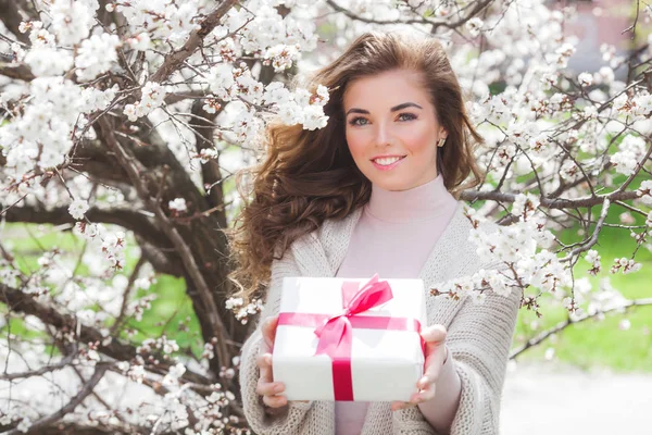 Attractive Young Woman Holding Present Box Female Spring Background Gift — Stock Photo, Image