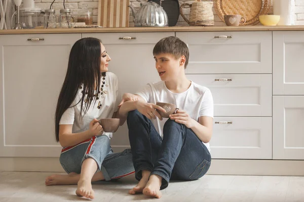 Young Couple Kitchen Man Woman Cooking Boyfriend Girlfriend Indoors Kitchen — Stock Photo, Image