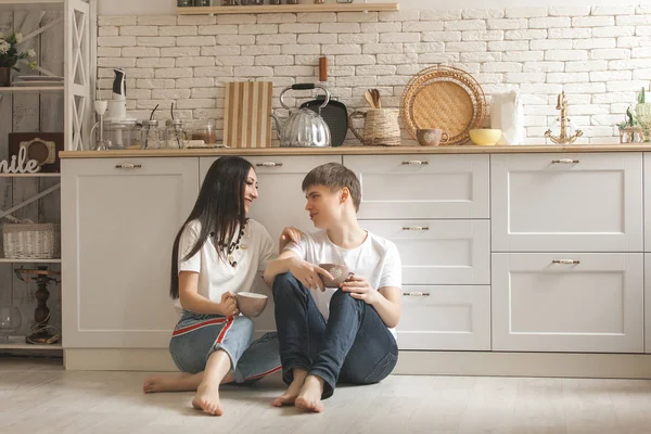 Casal Jovem Cozinha Homem Mulher Cozinhar Namorado Namorada Dentro Casa — Fotografia de Stock