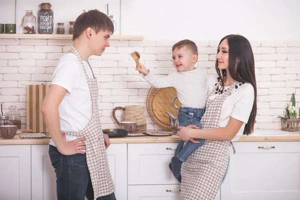 Jovem Família Cozinhar Juntos Marido Mulher Seu Bebé Cozinha Família — Fotografia de Stock
