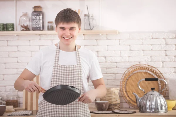 Pria Yang Memasak Dalam Ruangan Dapur Laki Laki Muda Membuat — Stok Foto