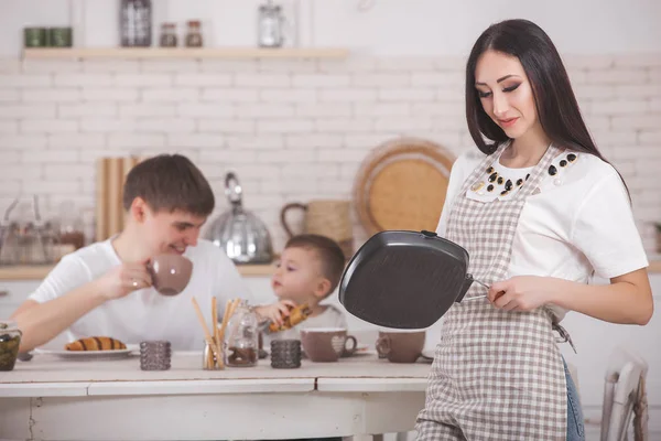 Jovem Mãe Frente Sua Família Cozinha Família Feliz Jantar Café — Fotografia de Stock