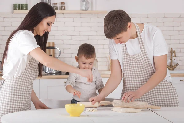 Jovem Família Cozinhar Juntos Marido Mulher Seu Bebé Cozinha Família — Fotografia de Stock