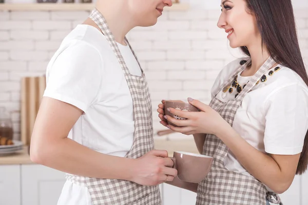 Giovane Coppia Cucina Cucina Maschile Femminile Fidanzato Fidanzata Chiuso Cucina — Foto Stock