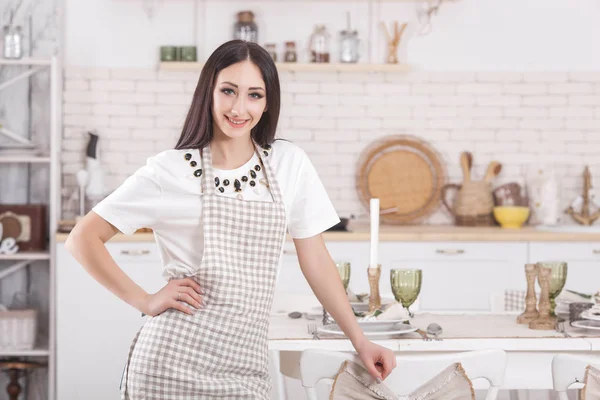 Uma Jovem Cozinha Dona Casa Fundo Kithcen Cozinhar Feminino — Fotografia de Stock