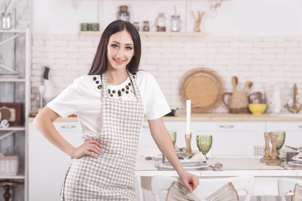 Una Joven Cocina Ama Casa Pie Fondo Kithcen Cocina Femenina — Foto de Stock