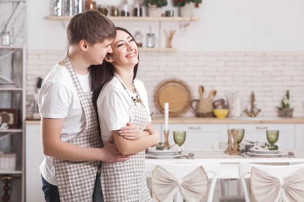 Jeune Couple Dans Cuisine Homme Femme Cuisinent Petit Ami Petite — Photo