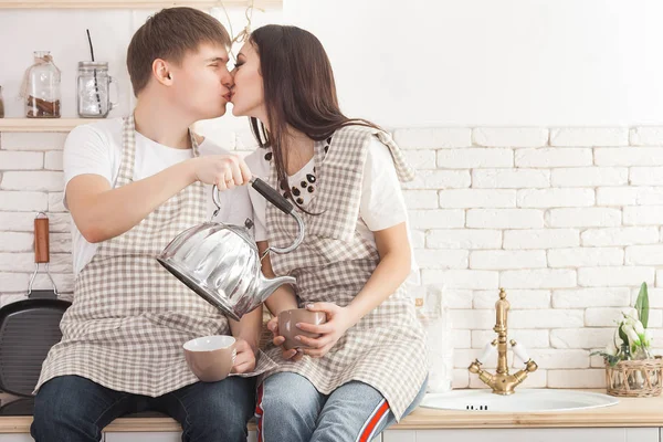 Giovane Coppia Cucina Cucina Maschile Femminile Fidanzato Fidanzata Chiuso Cucina — Foto Stock