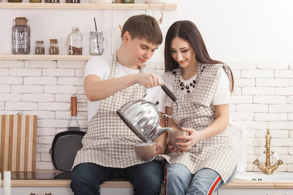 Genç Mutfak Çift Erkek Kadın Yemek Erkek Kız Arkadaşına Kapalı — Stok fotoğraf