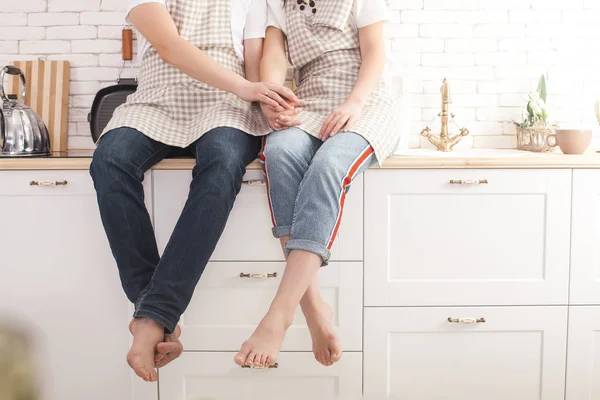 Casal Jovem Cozinha Homem Mulher Cozinhar Namorado Namorada Dentro Casa — Fotografia de Stock