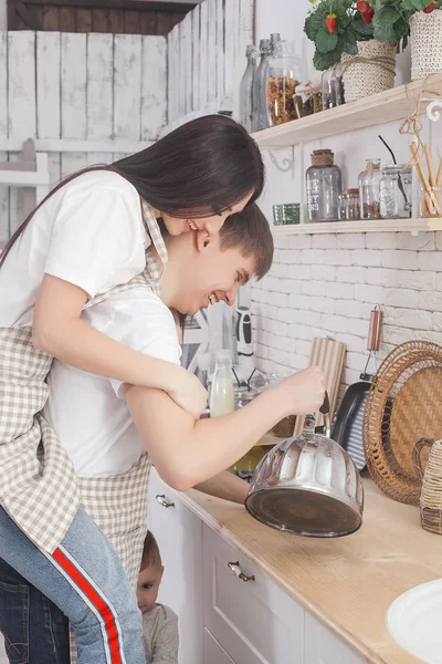 Casal Jovem Cozinha Homem Mulher Cozinhar Namorado Namorada Dentro Casa — Fotografia de Stock