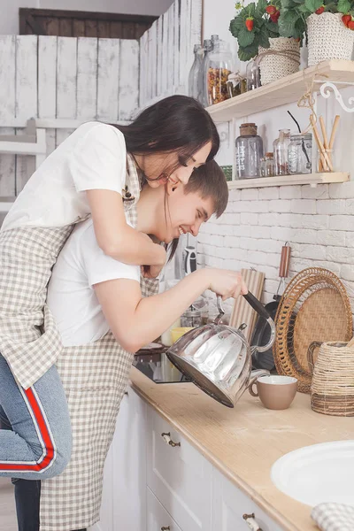 Giovane Coppia Cucina Cucina Maschile Femminile Fidanzato Fidanzata Chiuso Cucina — Foto Stock