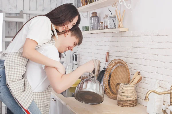 Giovane Coppia Cucina Cucina Maschile Femminile Fidanzato Fidanzata Chiuso Cucina — Foto Stock