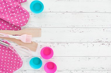 Mutfak eşyaları flatlay. Üstten Görünüm fitchen cihazların. Fırın malzeme. Kahya arka plan. Ev yapımı yiyecek.