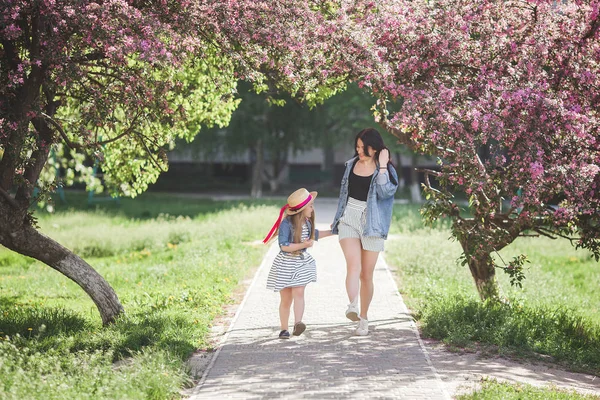 Jeune Belle Mère Petite Fille Amusent Ensemble Sur Fond Printemps — Photo