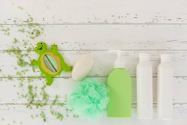 Banyo şeyler. Şampuan, tonik, maske, sıvı sabun, Melisa şişe üstten görünüm. Tuvalet flatlay.