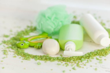 Banyo şeyler. Şampuan, tonik, maske, sıvı sabun, Melisa şişe üstten görünüm. Tuvalet flatlay.