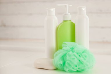 Şişe şampuan, melisa, vücut sütü, tonik, losyon tarafsız arka plan üzerinde. Vücut Bakımı şeyler. Vücut tedavi ürünleri.