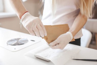 Sterilizasyon süreci. Manikür aletleri. Enstrümanın dezenfeksiyonu Salonda manikür ustası..