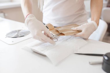 Sterilizasyon süreci. Manikür aletleri. Enstrümanın dezenfeksiyonu Salonda manikür ustası..