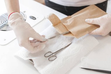 Sterilizasyon süreci. Manikür aletleri. Enstrümanın dezenfeksiyonu Salonda manikür ustası..