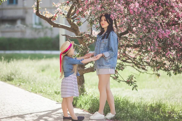 Jeune Belle Mère Petite Fille Amusent Ensemble Sur Fond Printemps — Photo