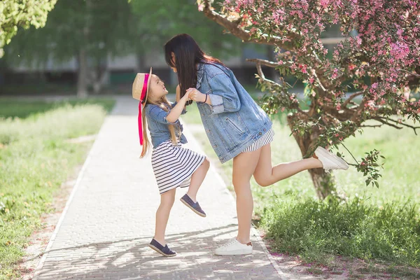 Jovem Mãe Atraente Sua Filhinha Divertindo Juntos Fundo Primavera Raparigas — Fotografia de Stock