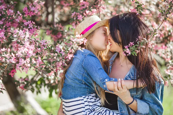 Young Attractive Mother Her Little Daughter Having Fun Together Spring — Stock Photo, Image