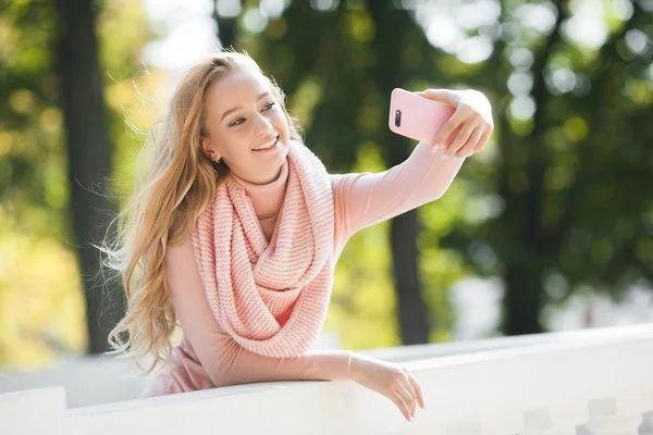 Rapariga Fazer Selfie Falar Telemóvel Mulher Atraente Livre Com Celular — Fotografia de Stock