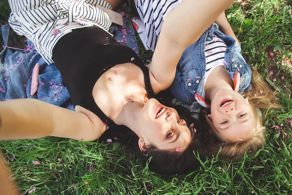 Young Mother Her Daughter Making Selfie Mobile Girls Making Picture — Stock Photo, Image