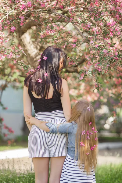 Mom Daughter Outdoor Young Mother Her Little Girl Together Summer — Stock Photo, Image